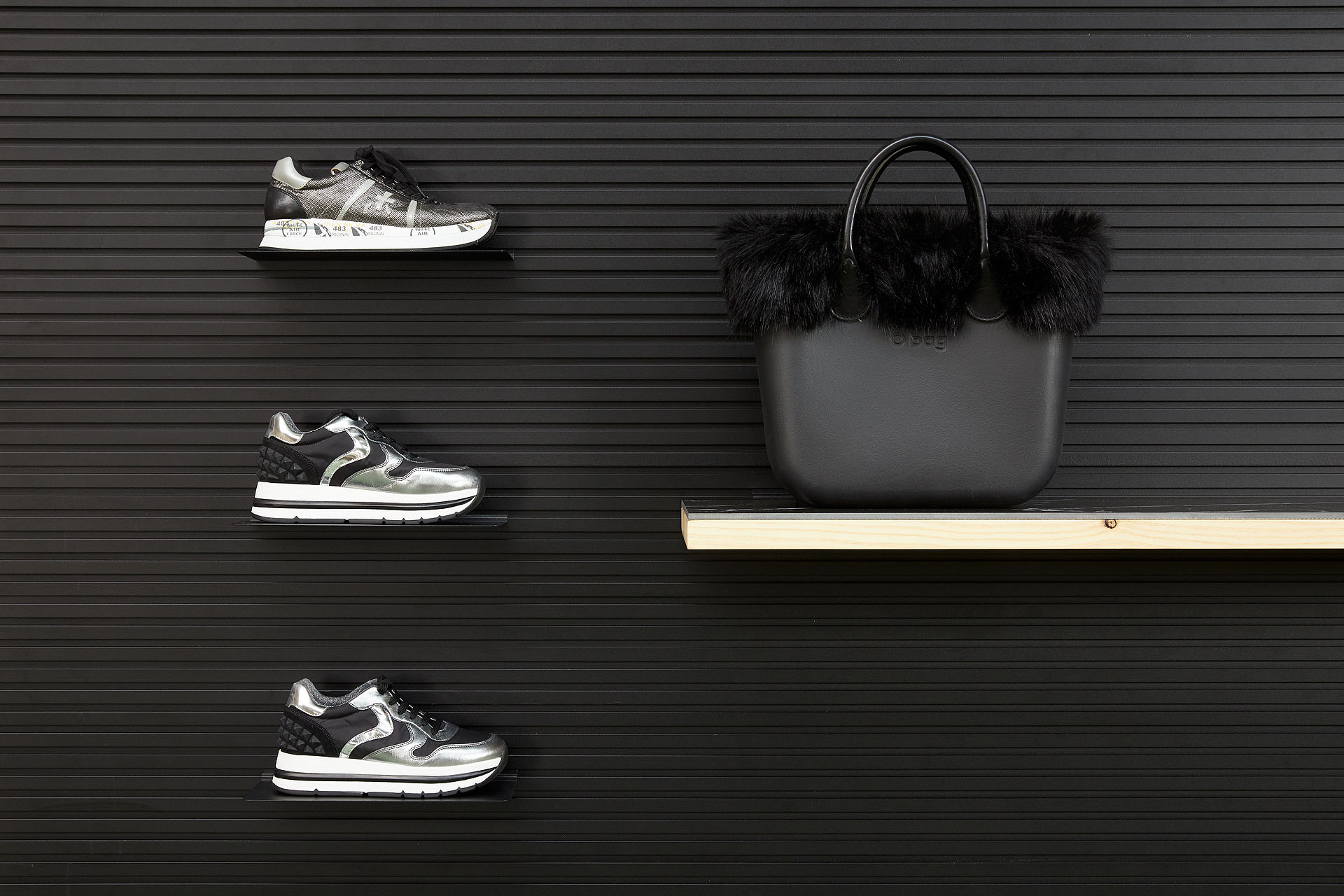 Alutop en negro texturado con estantes en abeto macizo y Neolith Nero.